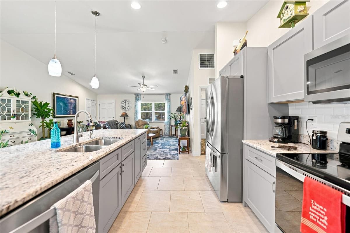 5742 JANUS AVENUE — photo 10 of 53