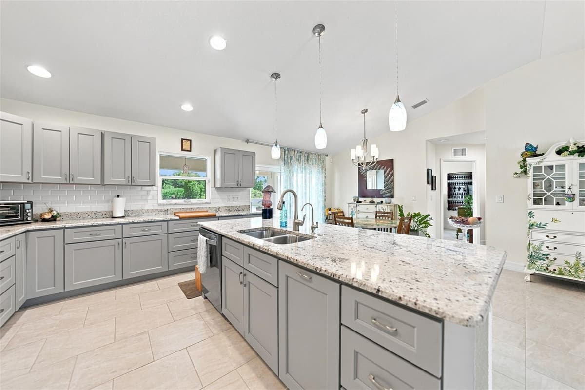 5742 JANUS AVENUE — photo 8 of 53
