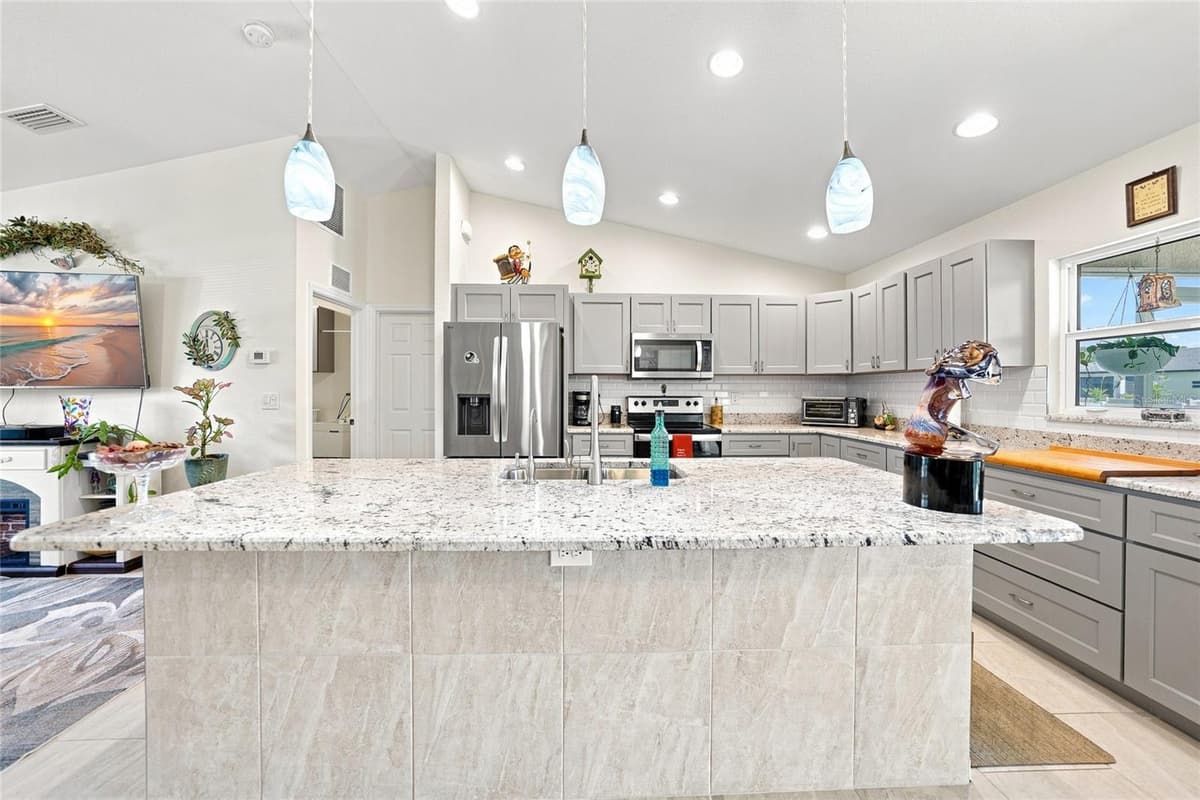 5742 JANUS AVENUE — photo 12 of 53