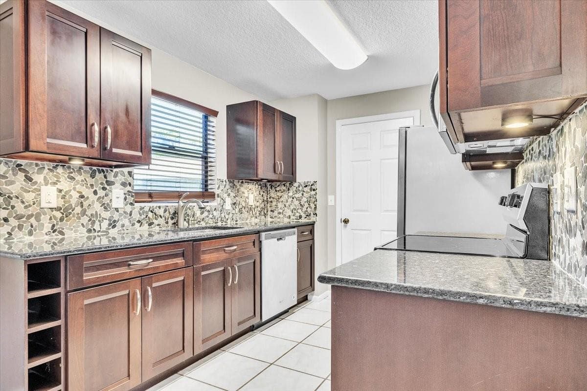 17131 DOYLE AVENUE — photo 7 of 47