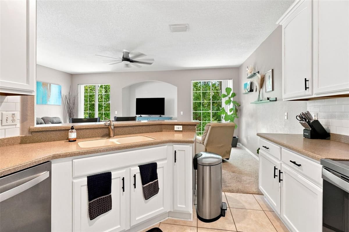 8421 SHALLOW CREEK COURT — photo 8 of 33