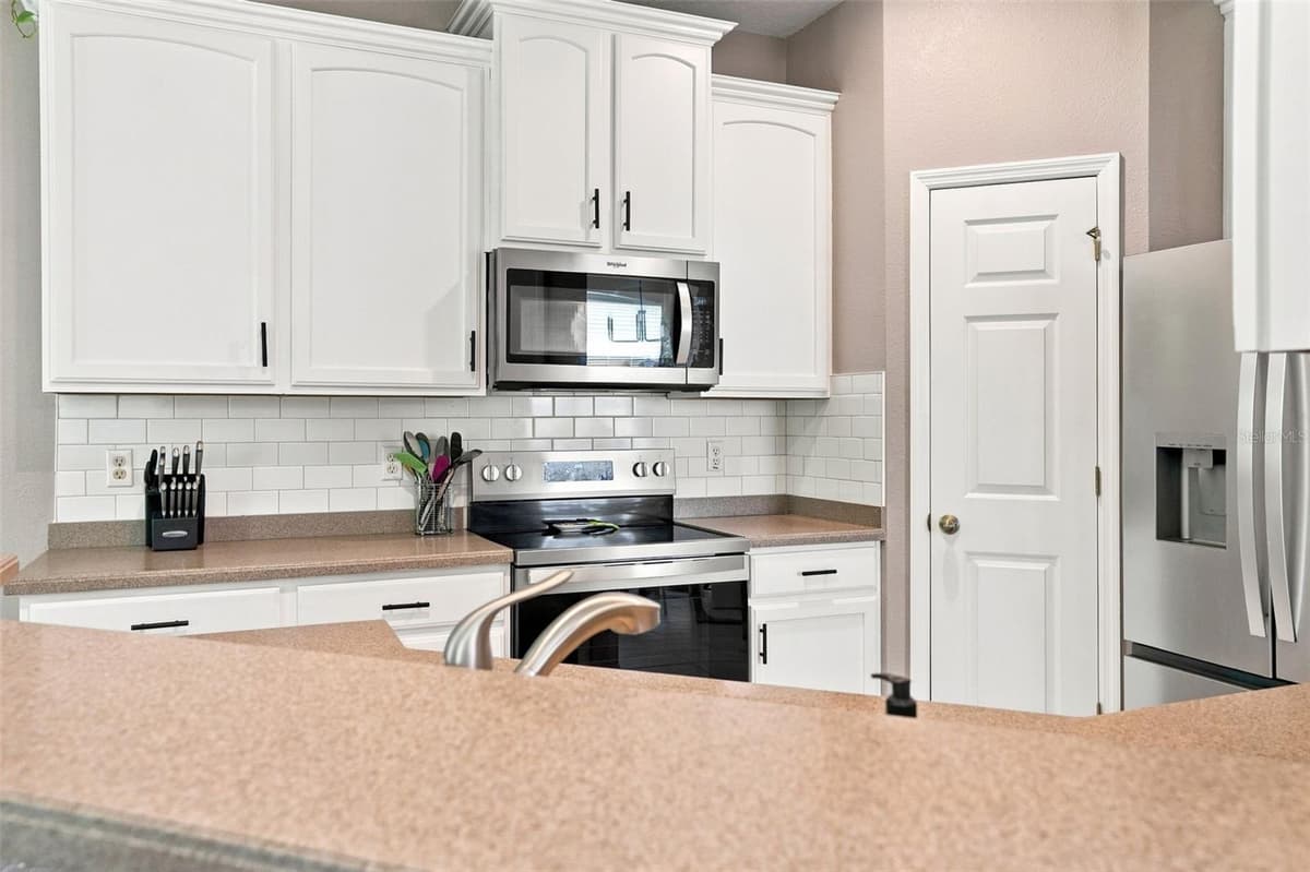 8421 SHALLOW CREEK COURT — photo 6 of 33