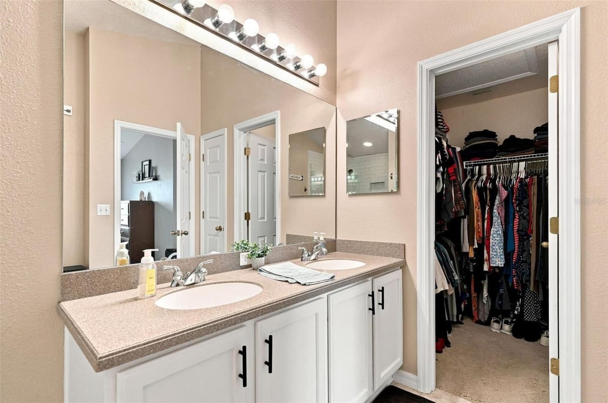 8421 SHALLOW CREEK COURT — photo 14 of 33