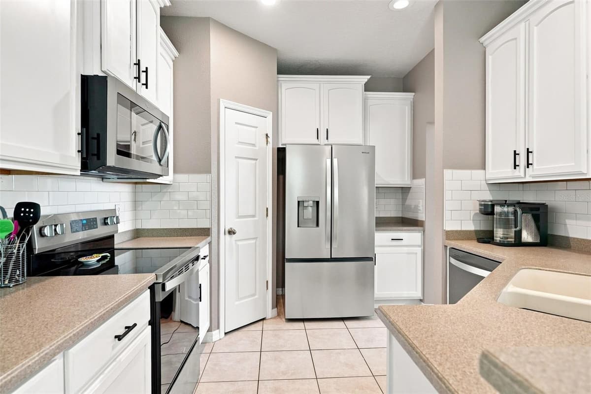 8421 SHALLOW CREEK COURT — photo 7 of 33