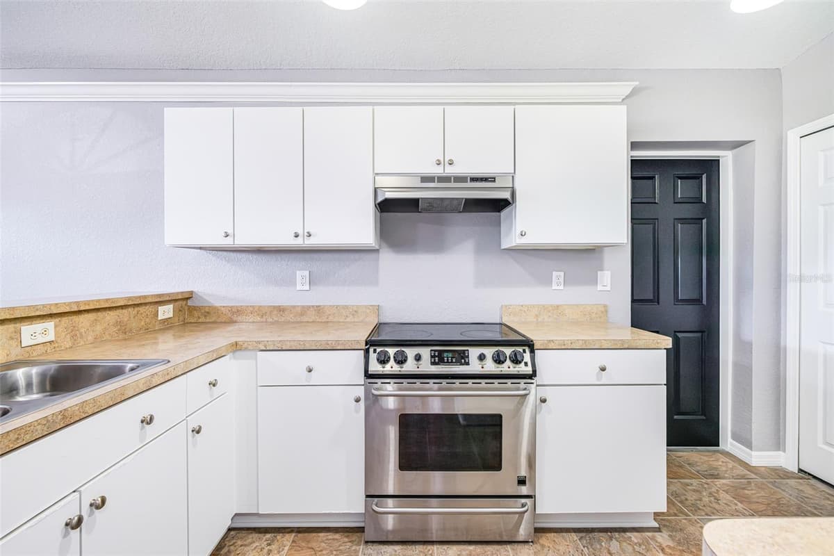 21922 HAINES AVENUE — photo 8 of 26