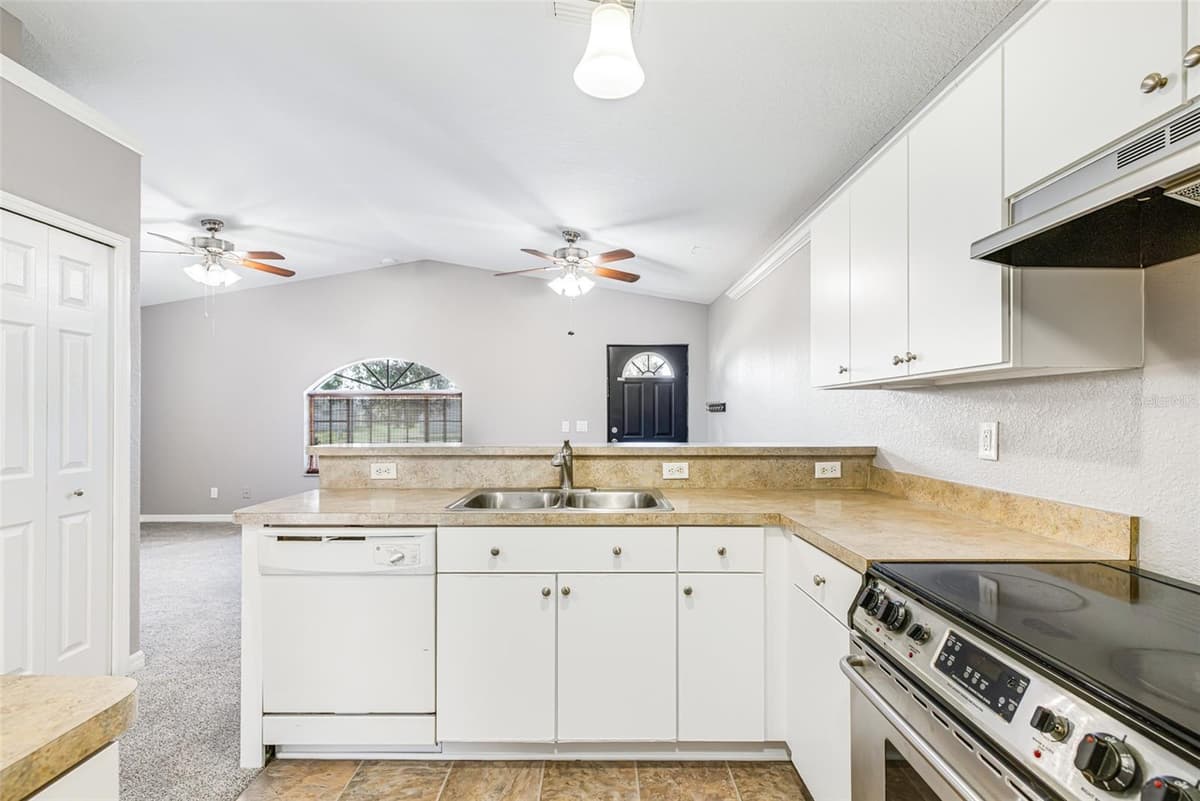 21922 HAINES AVENUE — photo 7 of 26