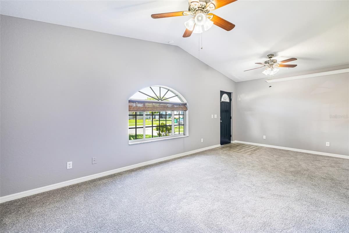 21922 HAINES AVENUE — photo 3 of 26