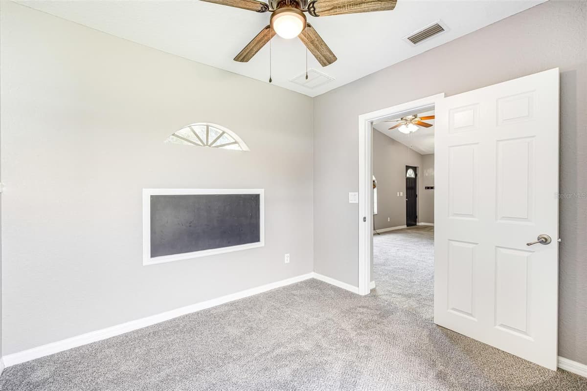 21922 HAINES AVENUE — photo 16 of 26