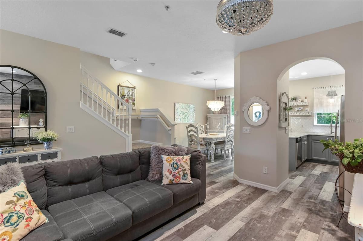 72 CANTERBURY BELL DRIVE — photo 10 of 37