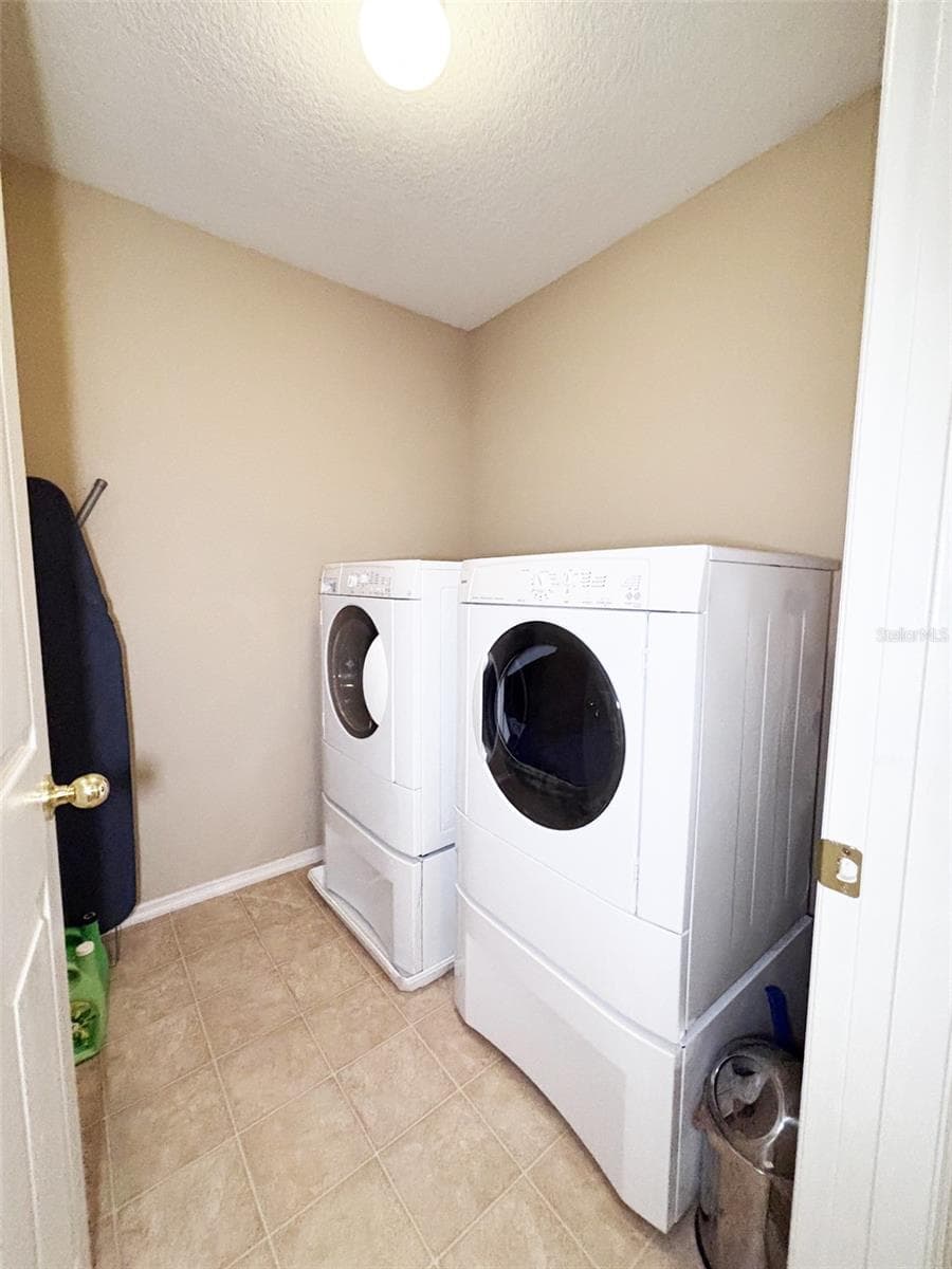 552 AEOLIAN DRIVE — photo 21 of 29