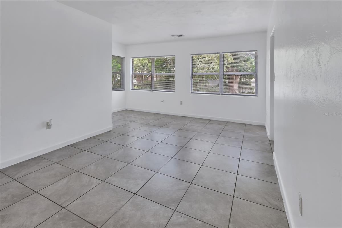 1502 STEVENS AVENUE — photo 11 of 26