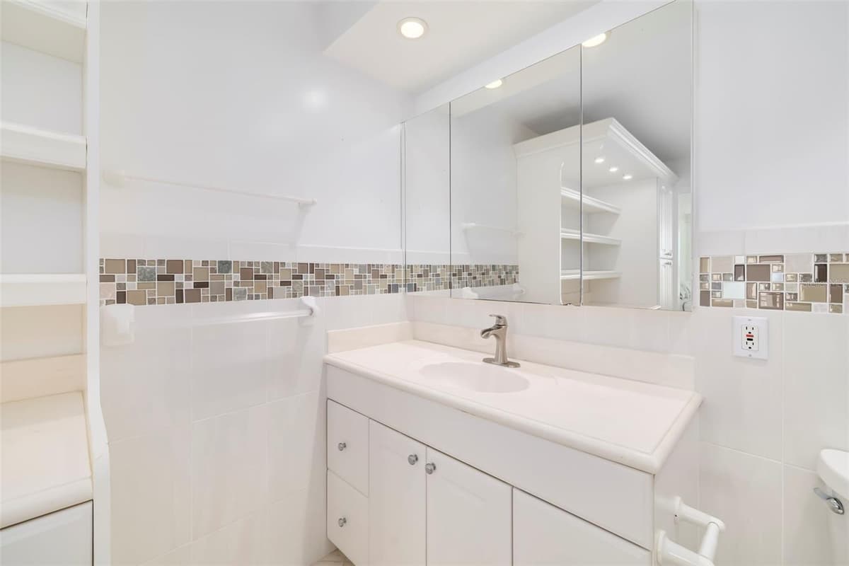 19 WHISPERING SANDS DRIVE — photo 22 of 33