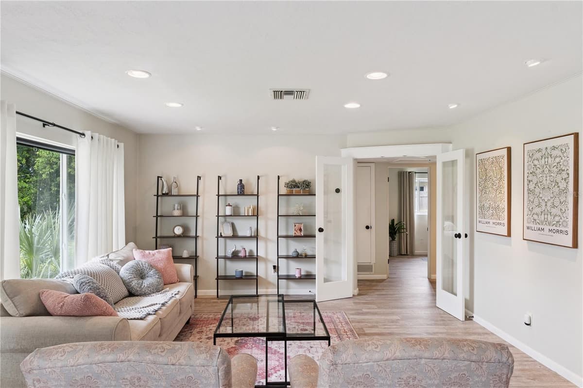 106 LAKEWOOD CIRCLE — photo 3 of 34