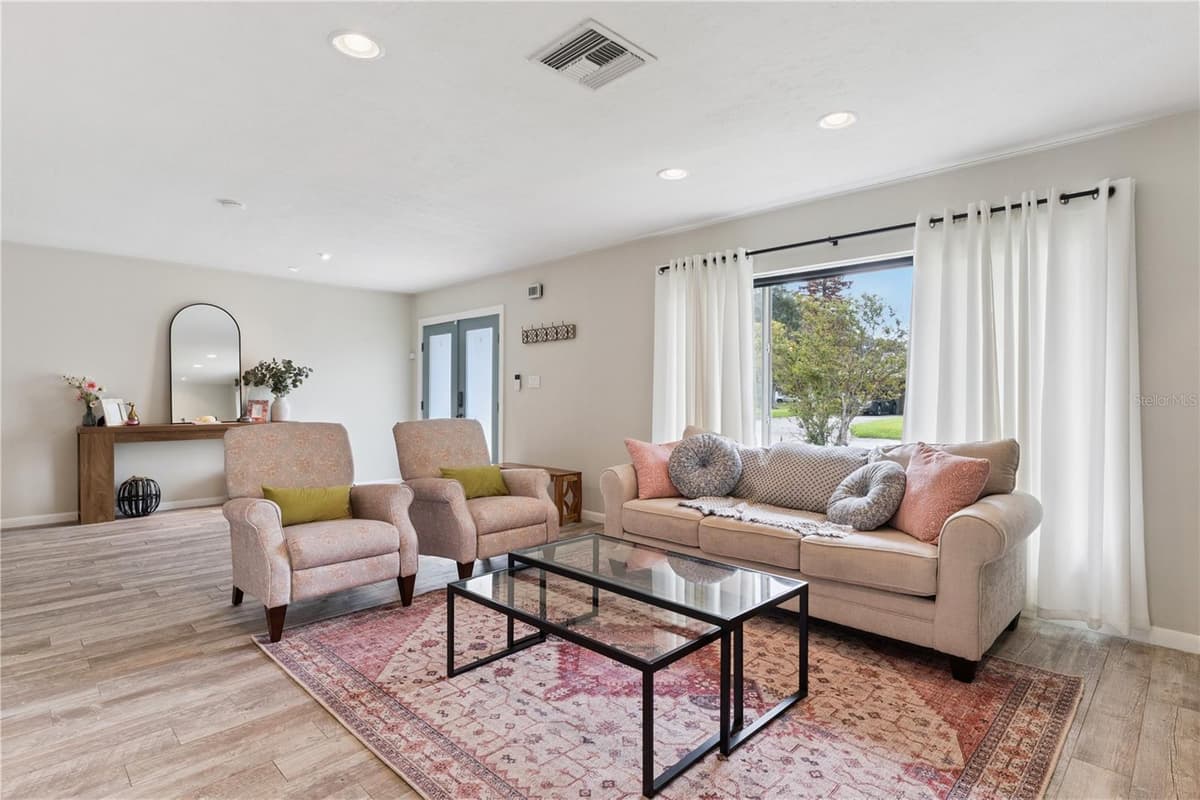 106 LAKEWOOD CIRCLE — photo 4 of 34