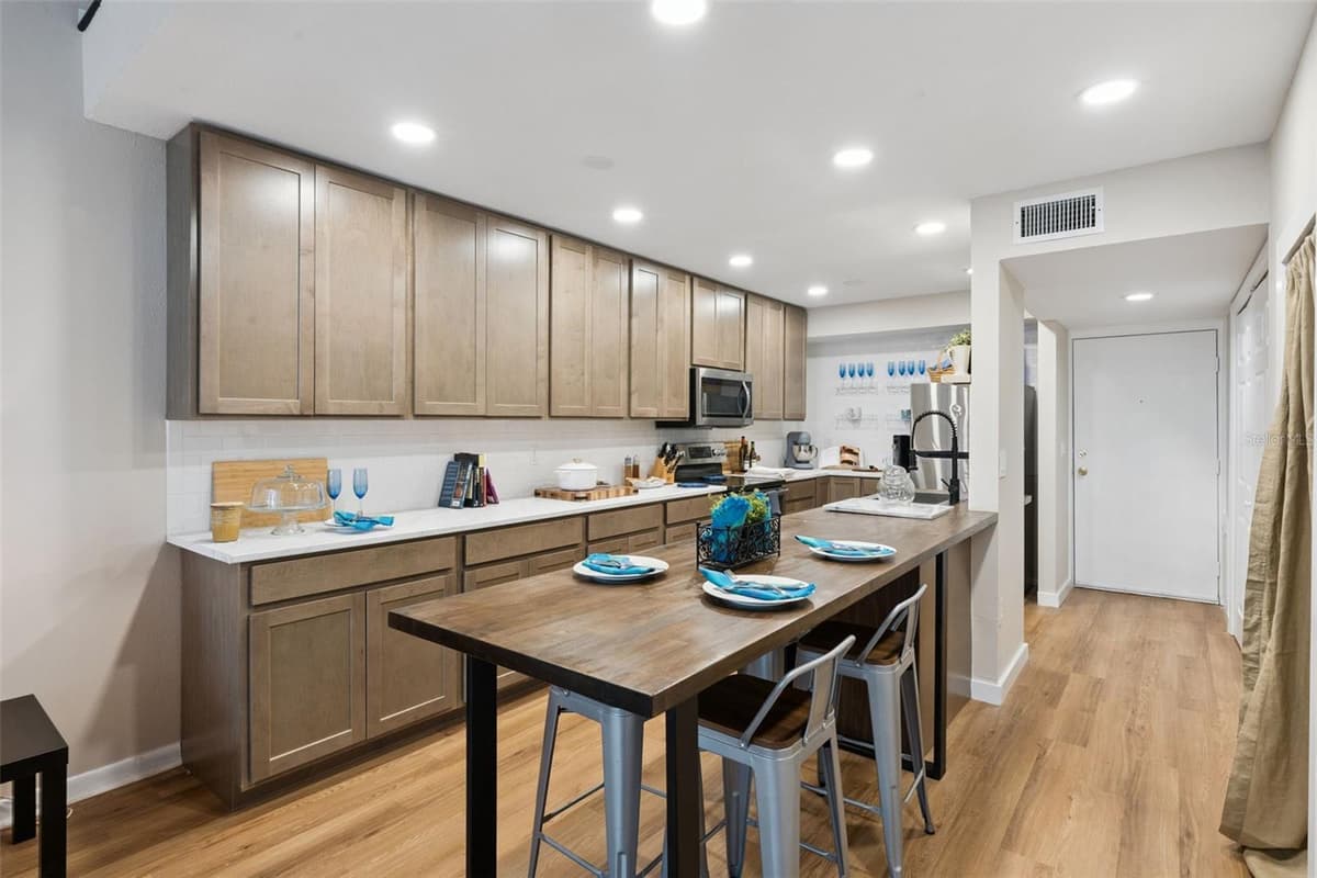 6168 PEREGRINE AVENUE — photo 8 of 35