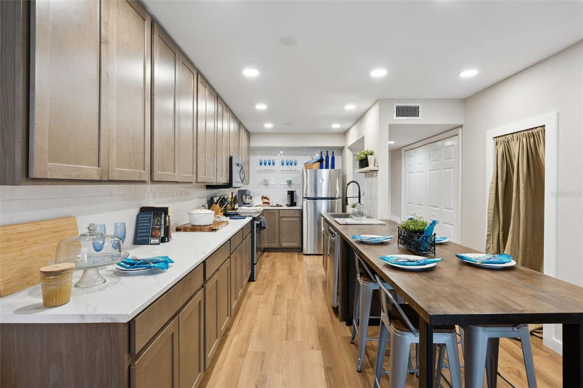 6168 PEREGRINE AVENUE — photo 5 of 35