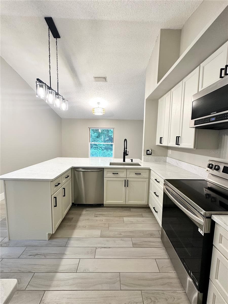 5915 GROVELINE DRIVE — photo 3 of 7