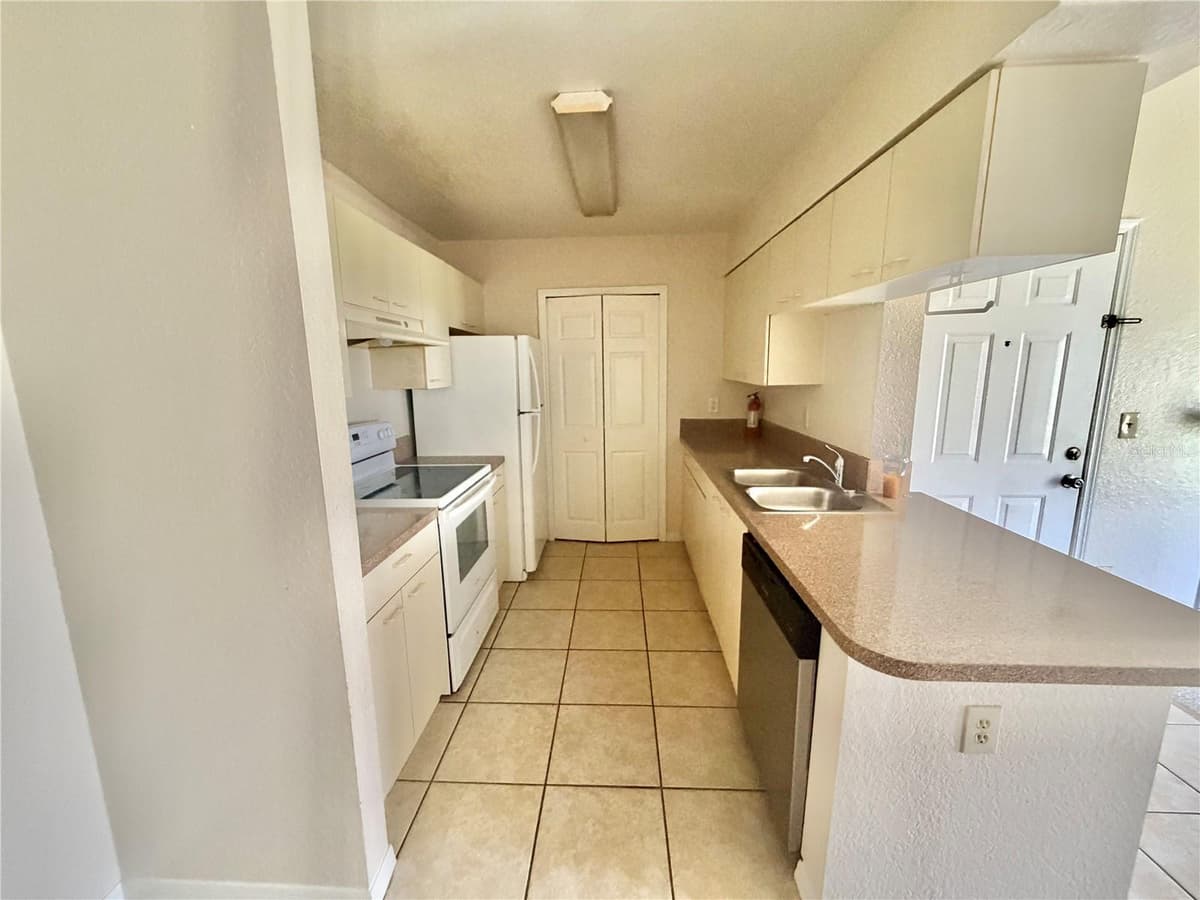 2550 ALAFAYA TRAIL — photo 7 of 20