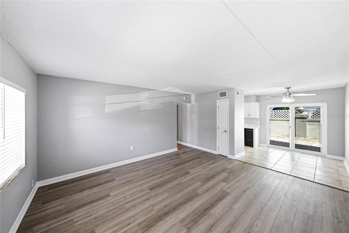1170 RUE DES CHATEAUX — photo 7 of 53