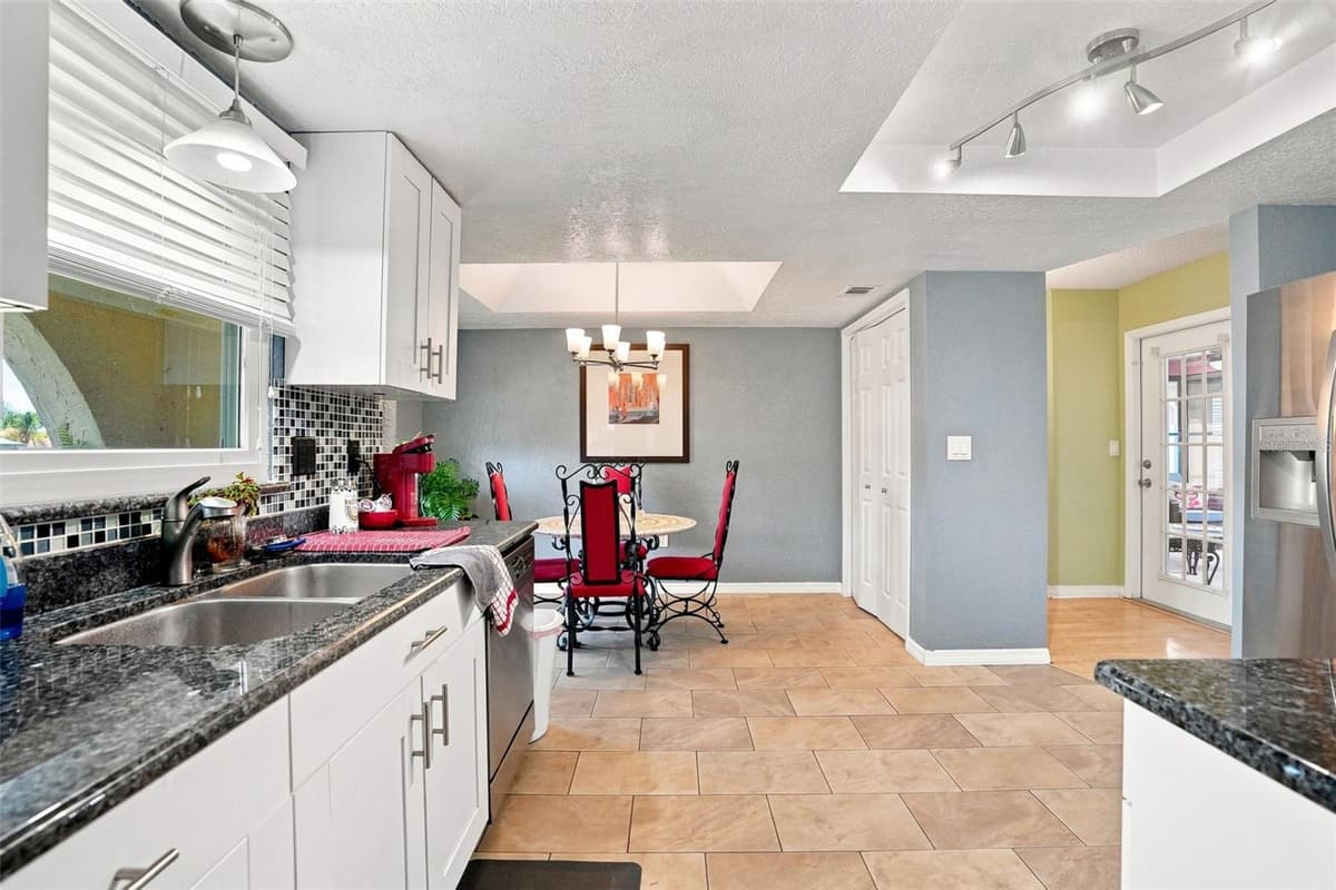 2432 LAKE FOREST AVENUE — photo 10 of 43