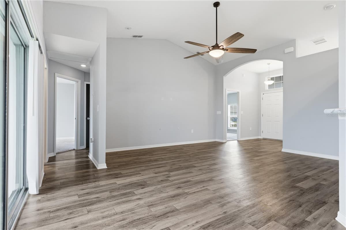 185 CLOVERBROOK TRAIL — photo 10 of 44