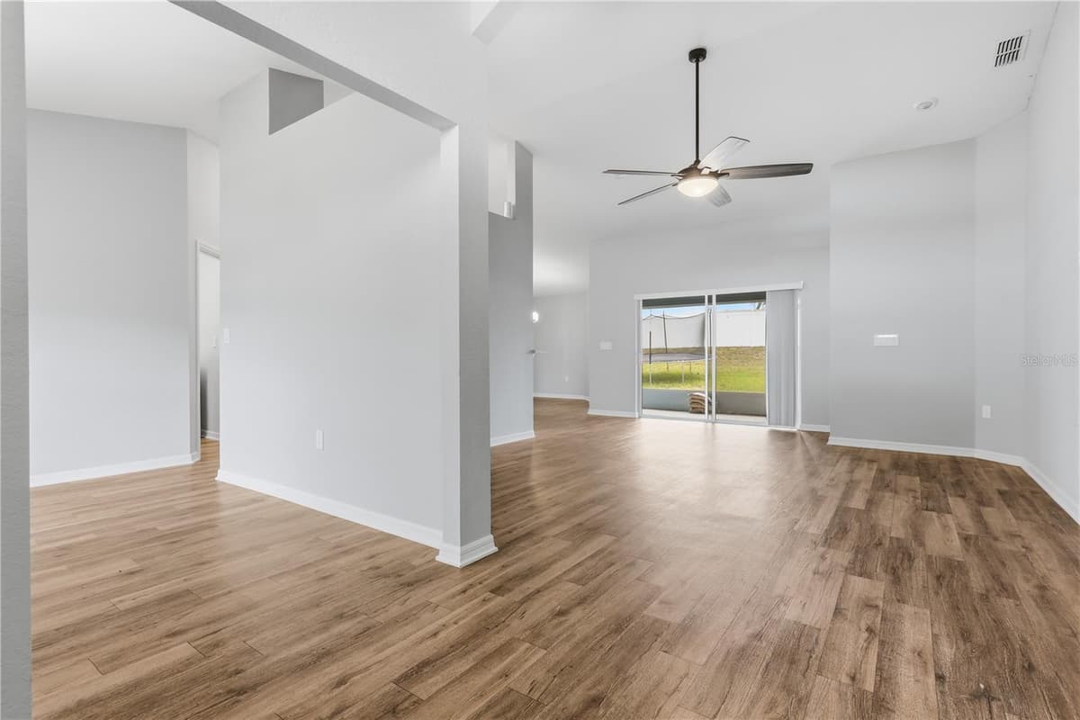 185 CLOVERBROOK TRAIL — photo 8 of 44