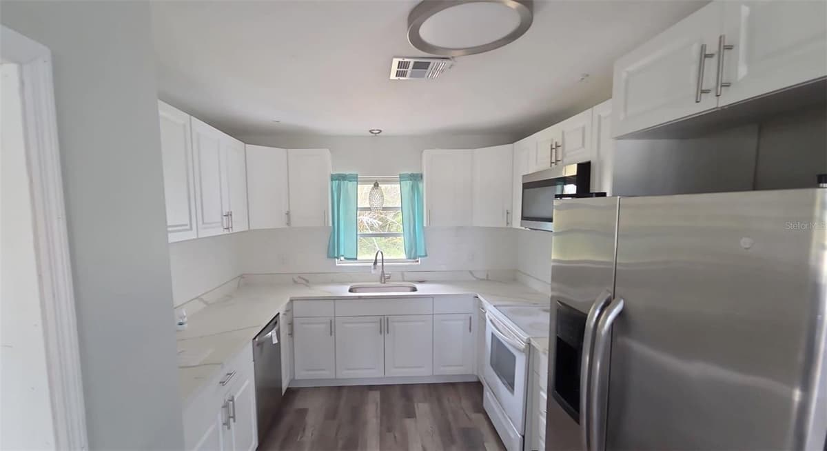 1840 GLENGARY STREET — photo 3 of 17
