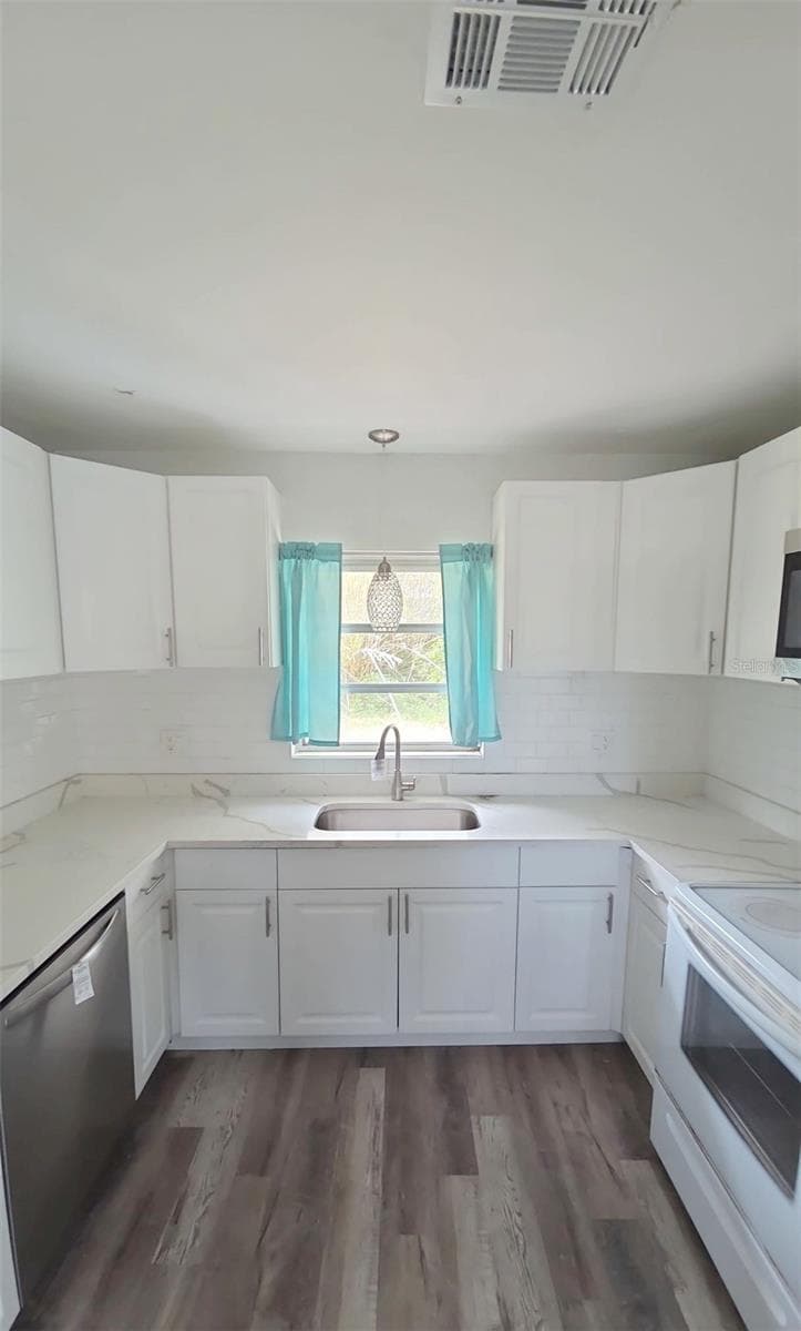 1840 GLENGARY STREET — photo 4 of 17