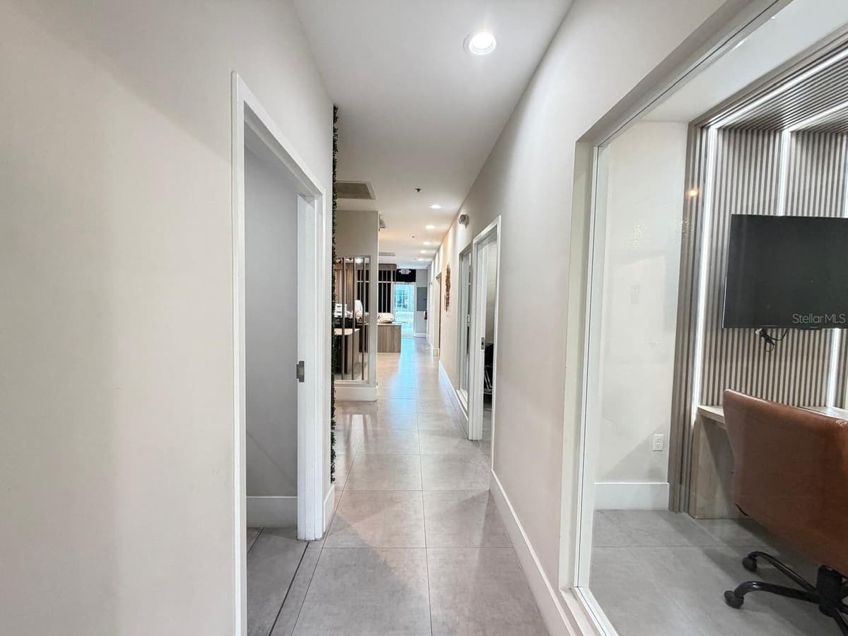 7901 KINGSPOINTE PARKWAY — photo 15 of 19