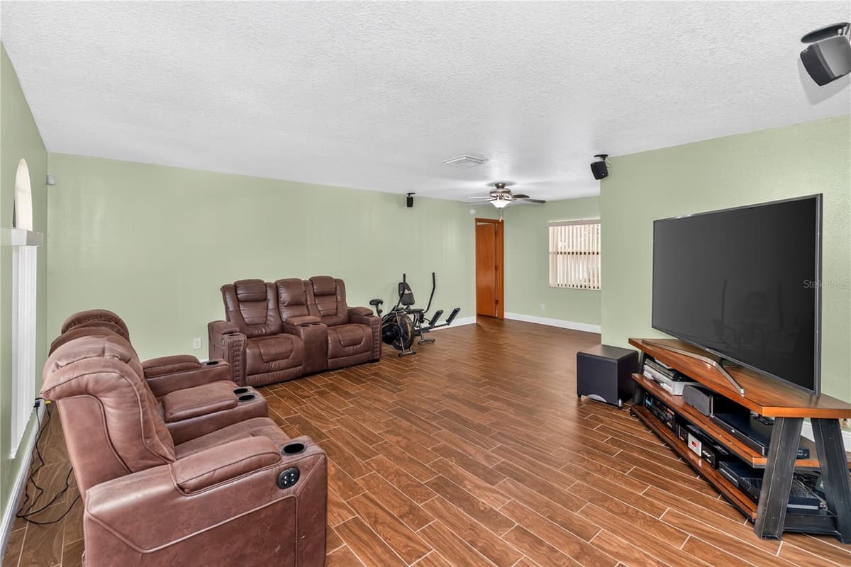 829 SYLVIA DRIVE — photo 4 of 28