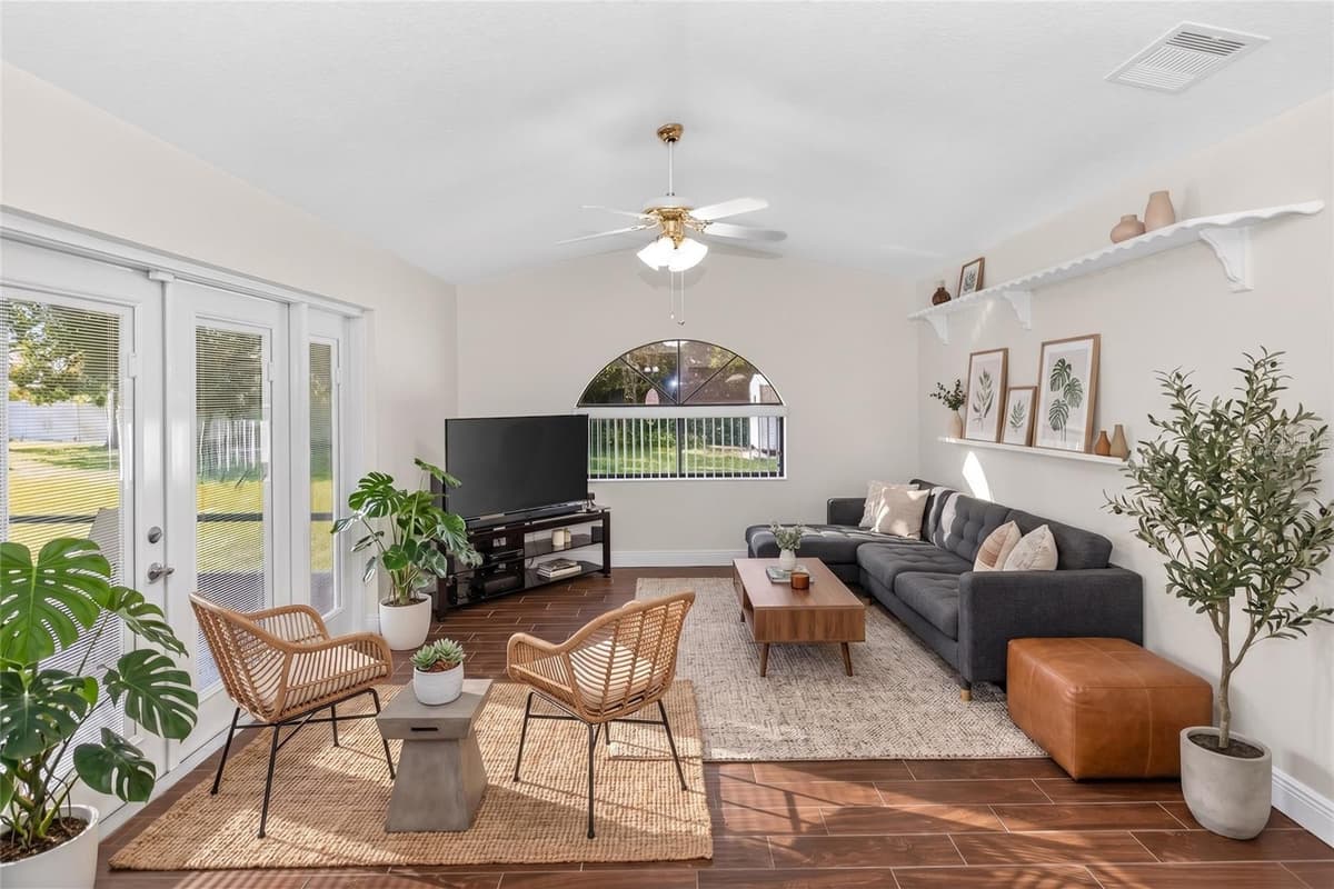829 SYLVIA DRIVE — photo 9 of 28