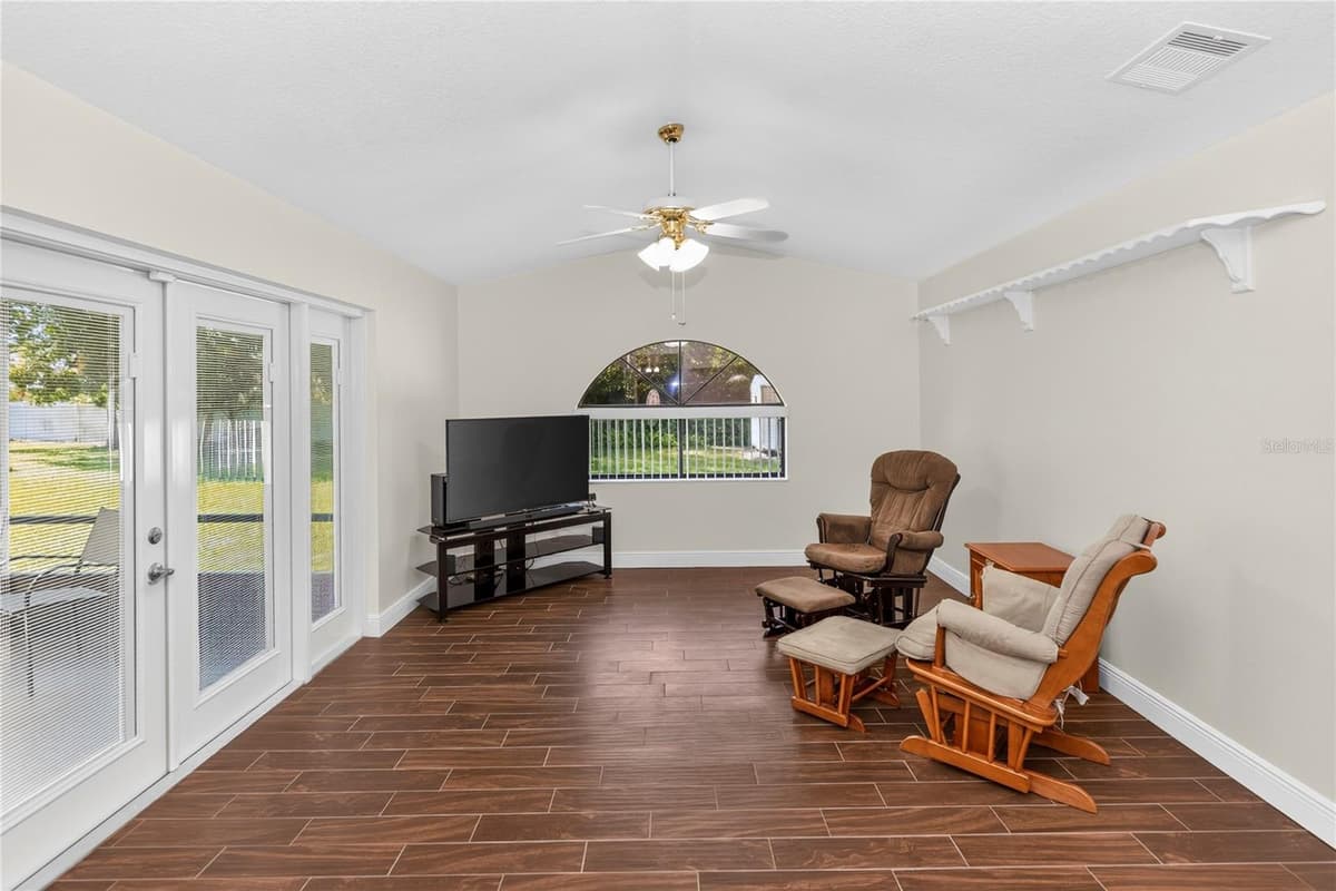 829 SYLVIA DRIVE — photo 10 of 28