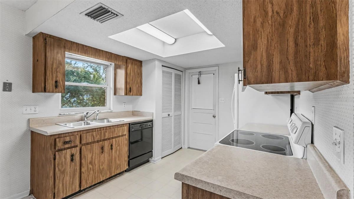 1050 BEARCREEK DRIVE — photo 7 of 34