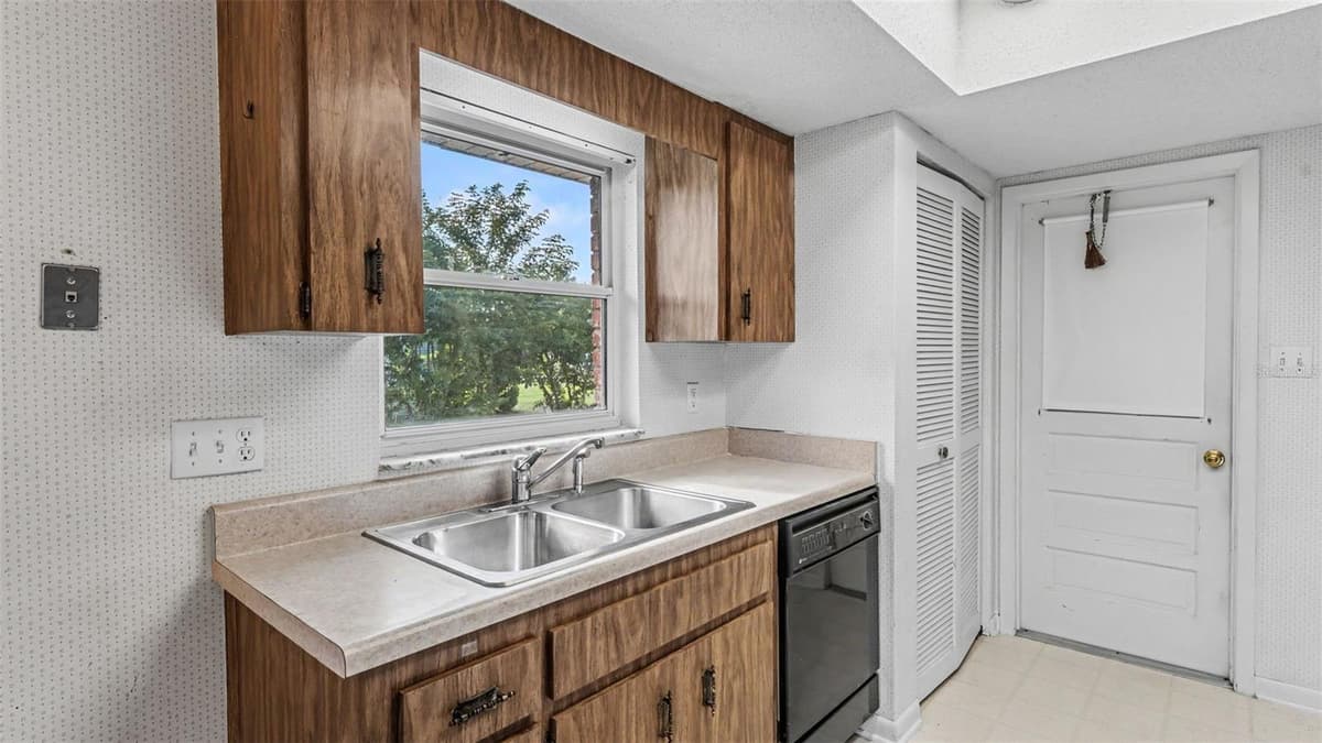 1050 BEARCREEK DRIVE — photo 8 of 34