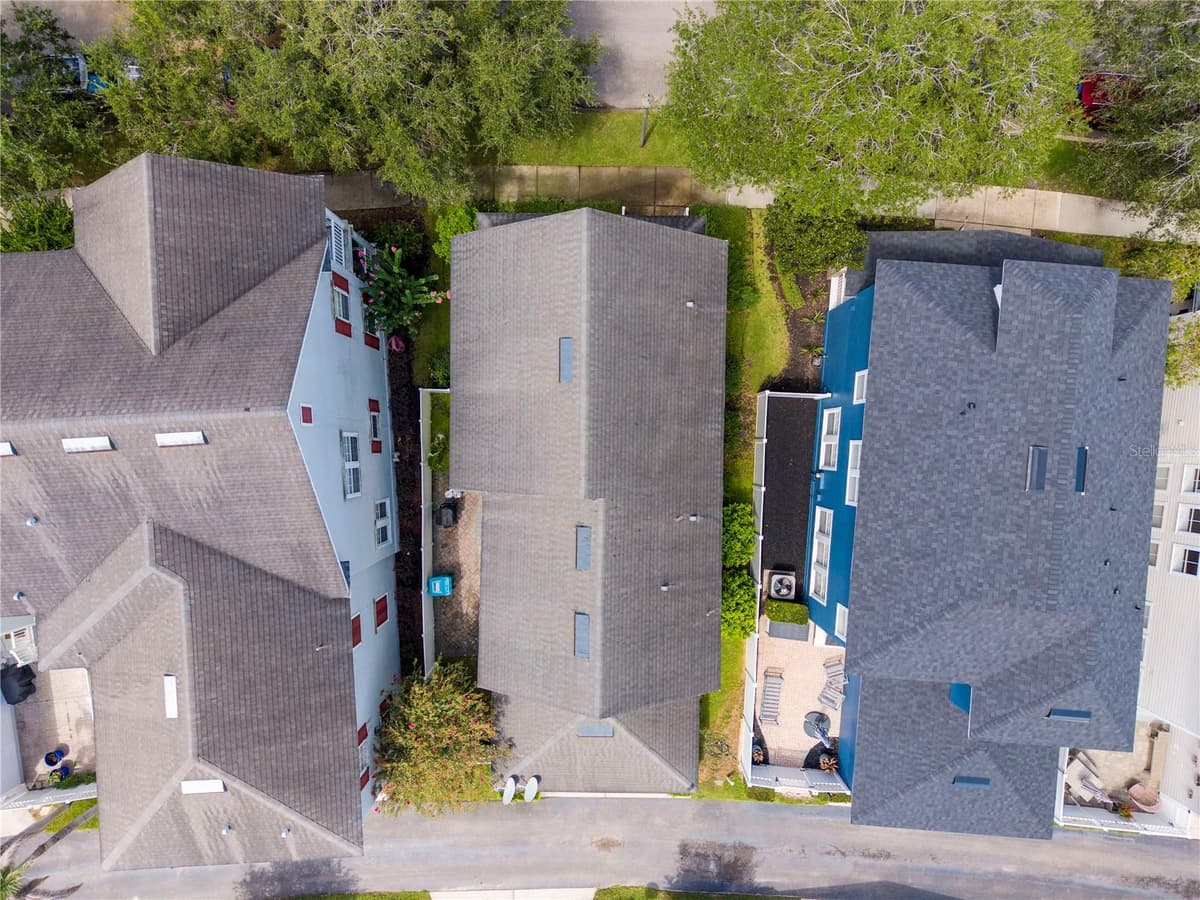 1555 HANKS AVENUE — photo 11 of 83