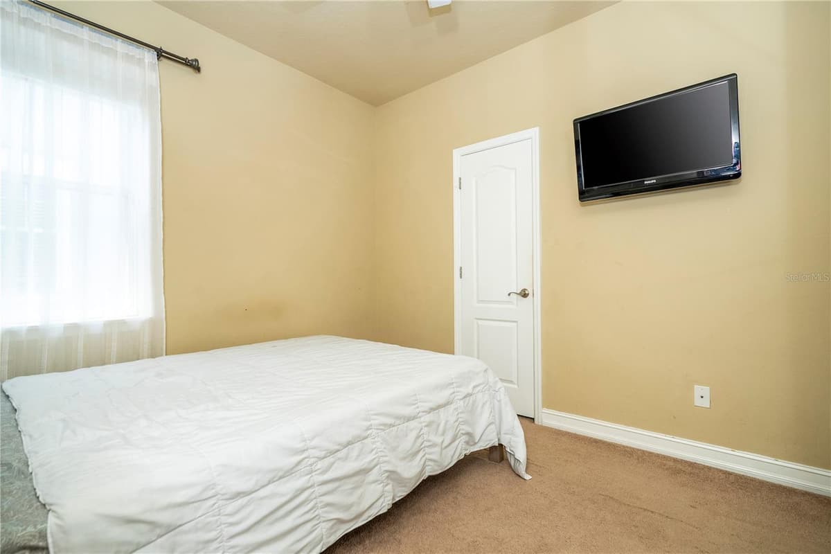 1555 HANKS AVENUE — photo 54 of 83