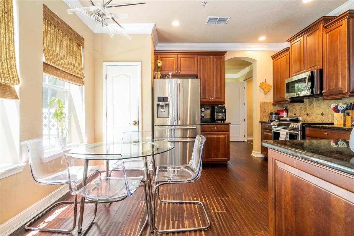 1555 HANKS AVENUE — photo 32 of 83