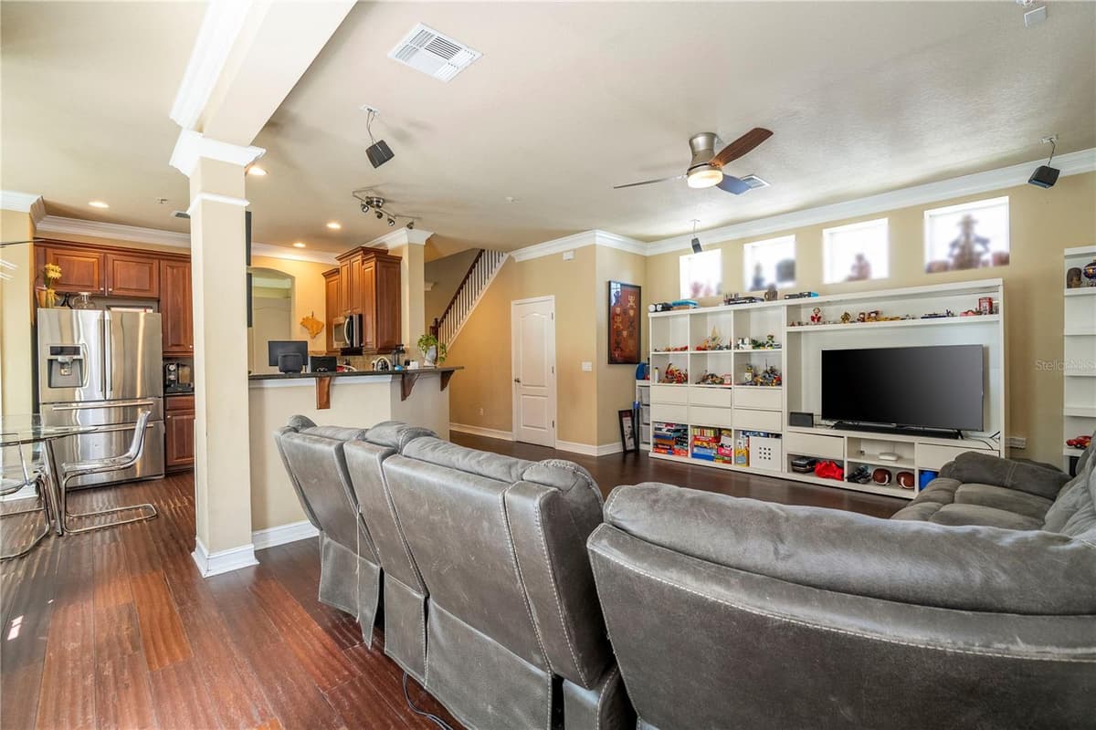 1555 HANKS AVENUE — photo 23 of 83