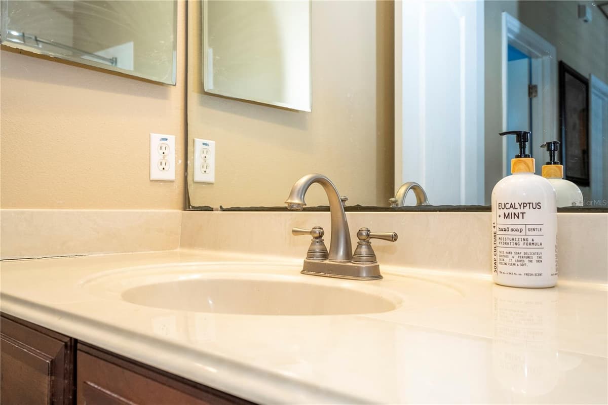 1555 HANKS AVENUE — photo 62 of 83