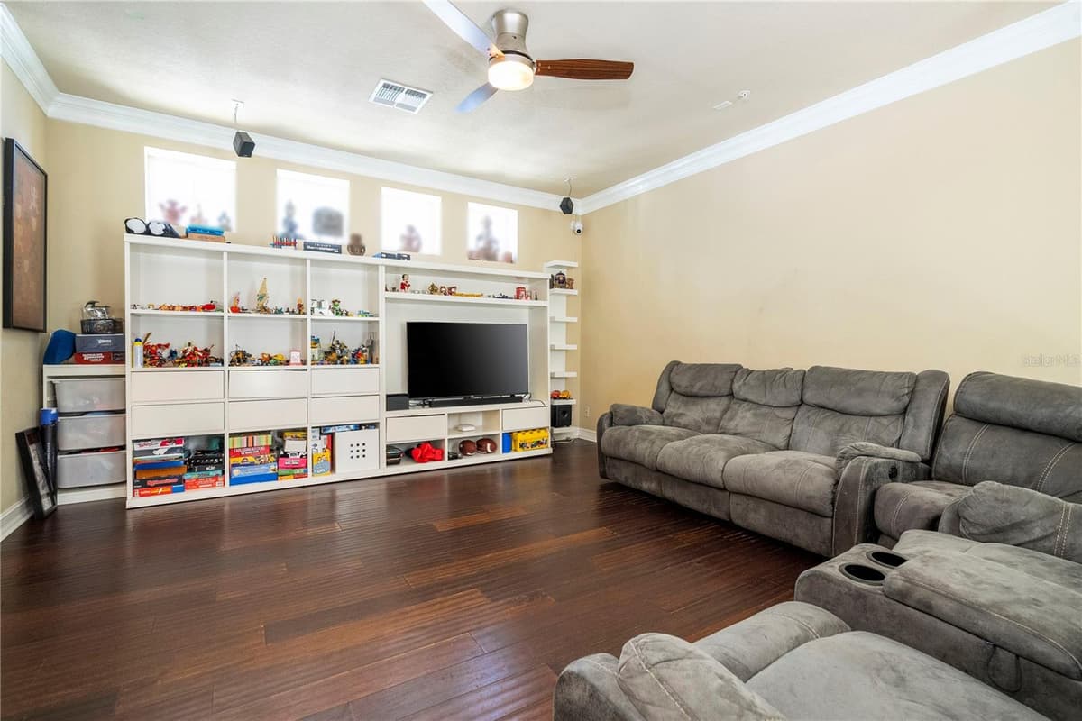 1555 HANKS AVENUE — photo 22 of 83