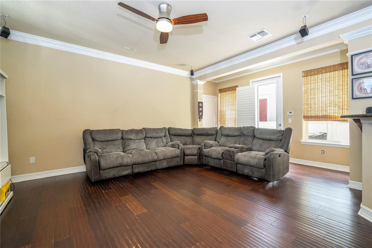 1555 HANKS AVENUE — photo 24 of 83