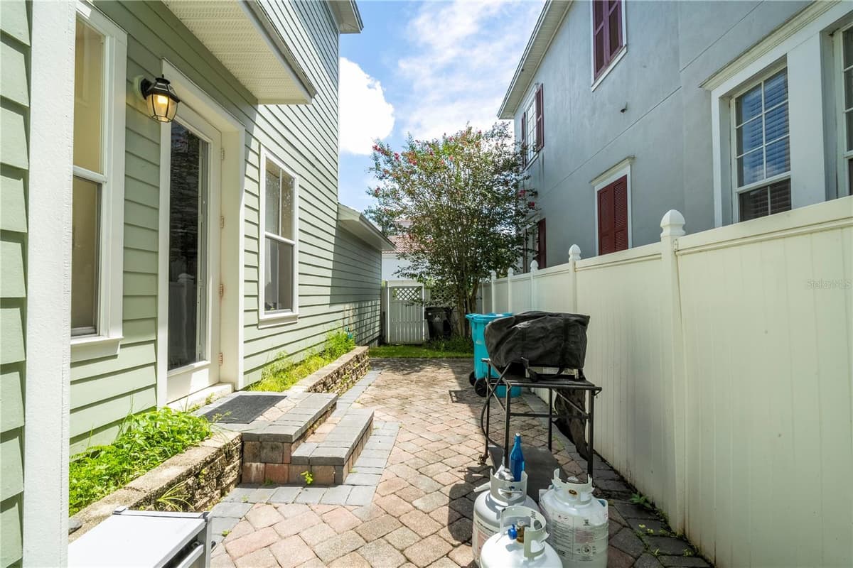 1555 HANKS AVENUE — photo 80 of 83