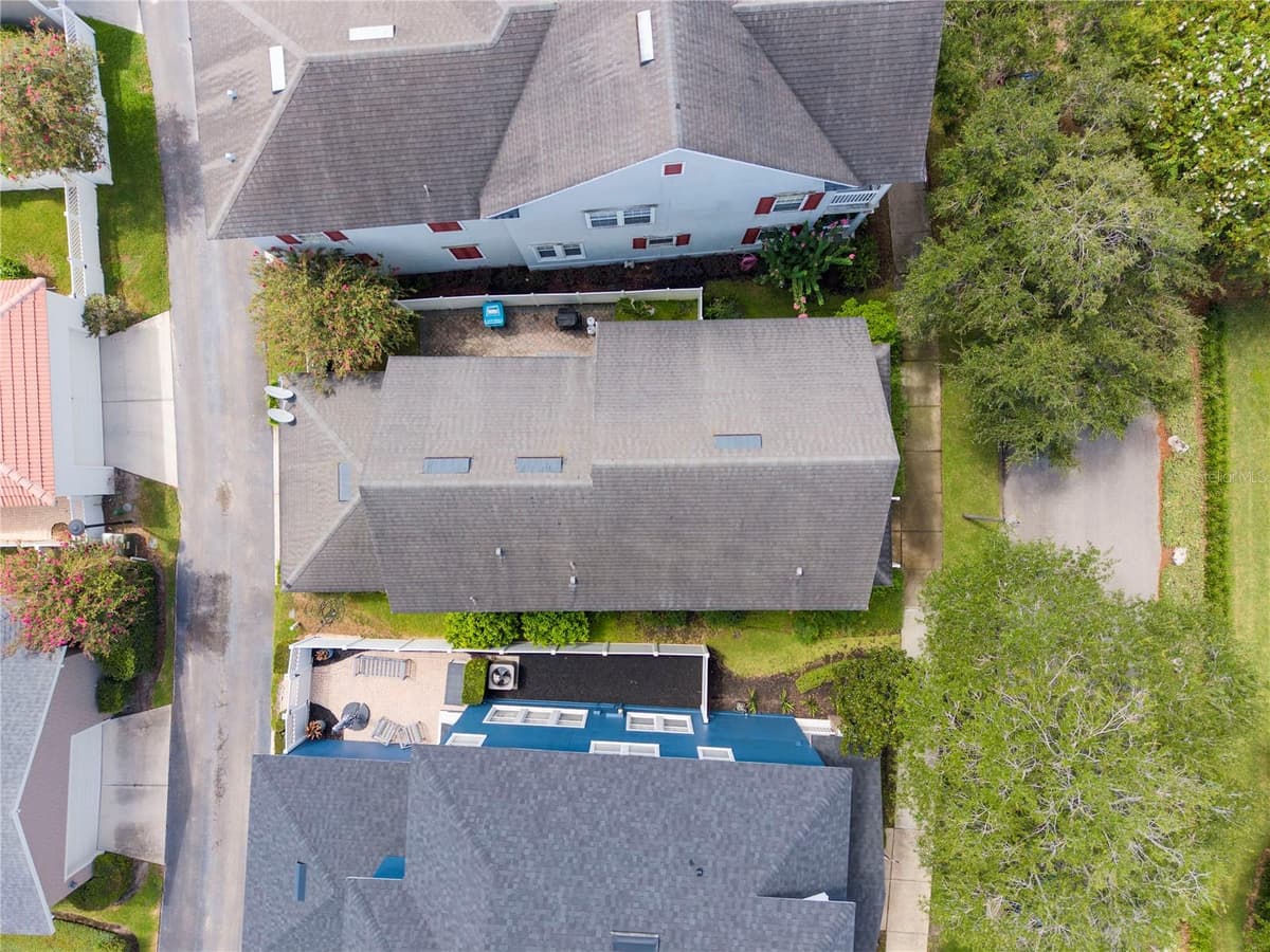1555 HANKS AVENUE — photo 10 of 83
