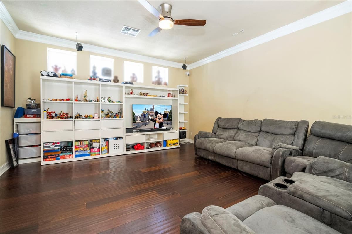 1555 HANKS AVENUE — photo 20 of 83