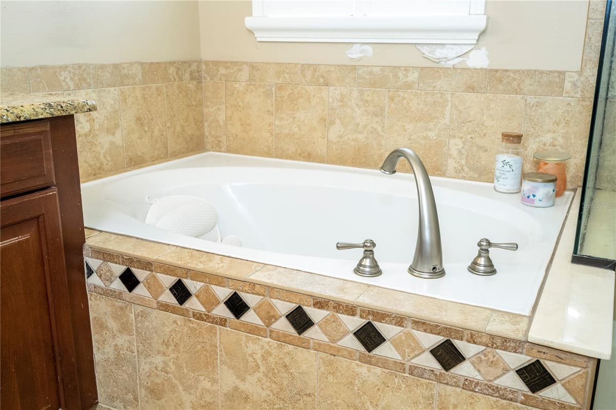 1555 HANKS AVENUE — photo 75 of 83