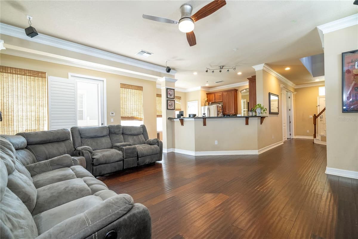 1555 HANKS AVENUE — photo 25 of 83