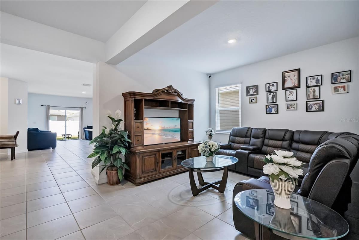 437 SILVER PALM DRIVE — photo 4 of 35