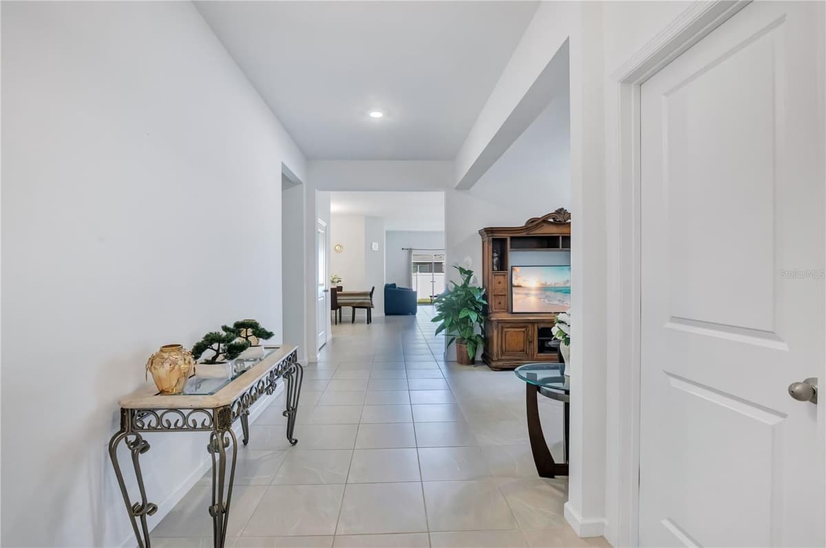 437 SILVER PALM DRIVE — photo 3 of 35