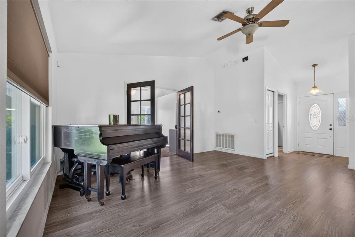 722 HUNT DRIVE — photo 8 of 59