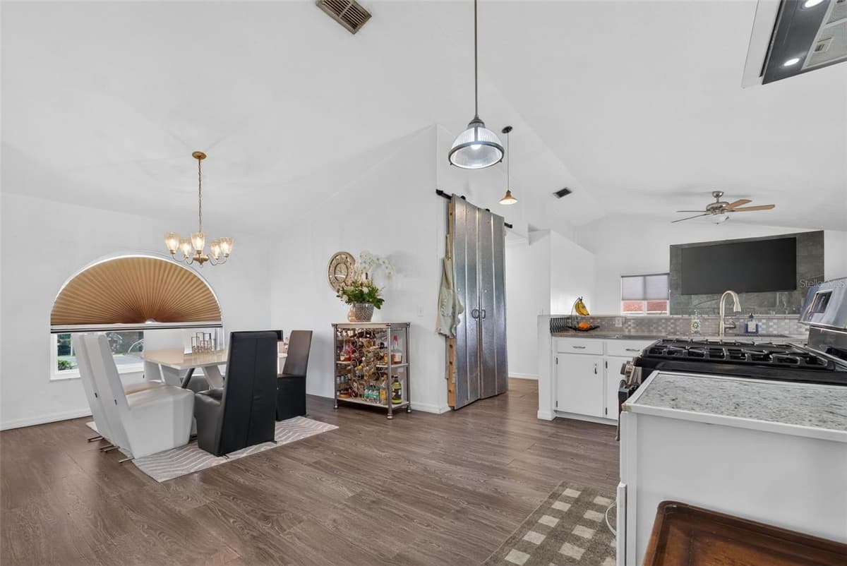 722 HUNT DRIVE — photo 11 of 59